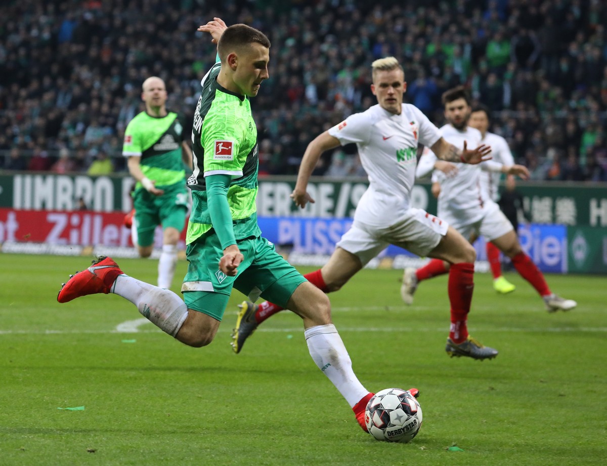 epa07359154 Bremen's Maximilian Eggestein in action during the German Bundesliga soccer match between Werder Bremen and FC Augsburg in Bremen, Germany, 10 February 2019. EPA/FOCKE STRANGMANN (DFL ...