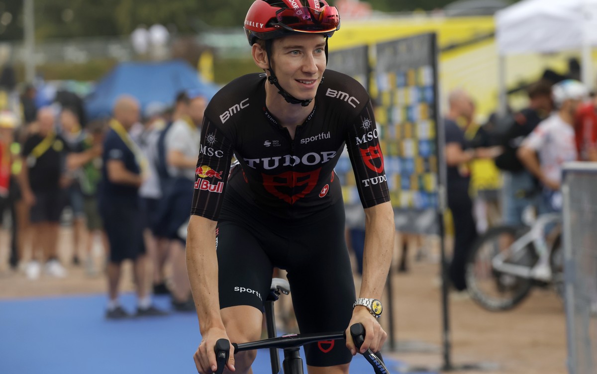 epa13112512 Swiss cyclist Yannis Voisard of Tudor Pro Cycling Team at the signature sign-on ahead of Stage 11 of the Tour de France, a 161.3 km route from Vichy to Nevers, France, 15 July 2026. EPA/GU ...