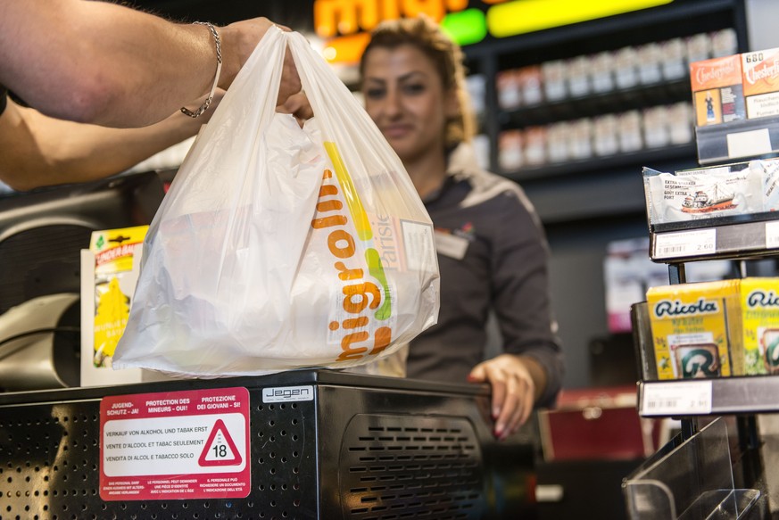 ARCHIVBILD ZUM RUECKGANG DES VERBRAUCHS VON EINWEG-PLASTIKSAECKLI IM DETAILHANDEL, AM MITTWOCH, 5. JUNI 2019 - Samira Akaouf bedient im Migrolino-Shop an der SOCAR-Tankstelle einen Kunden, aufgenommen ...