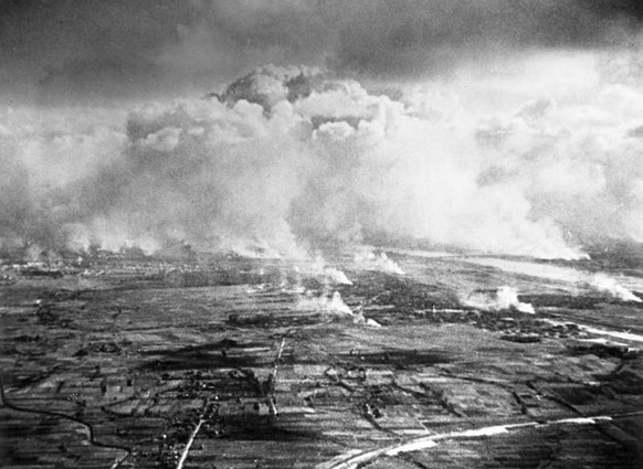 Zentralbild
II. Weltkrieg 1939-45
Überfall der faschistischen deutschen Wehrmacht auf Polen am 1.9.1939.
UBz: Flugzeugaufnahme des brennenden Warschaus, das am 27. September 1939 kapitulieren mußte.
3 ...