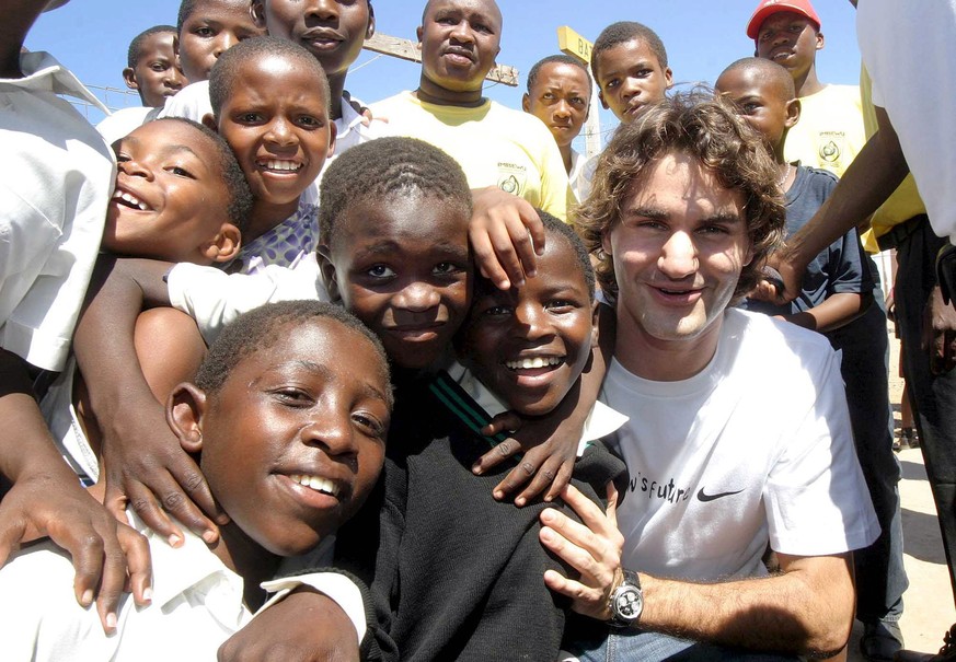 ARCHIV - RUECKTRITT ROGER FEDERER - Number one-ranked tennis player Roger Federer of Switzerland meets school children in New Brighton near Port Elizabeth, South Africa, Wednesday 02 March 2005. Feder ...