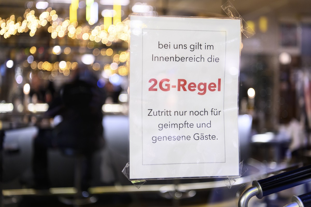 Ein Plakat informiert die Gaeste, dass im Restaurant Aarbergerhof die 2G-Regel "geimpft oder genesen" gilt, am Donnerstag, 9. Dezember 2021 in Bern. (KEYSTONE/Anthony Anex)