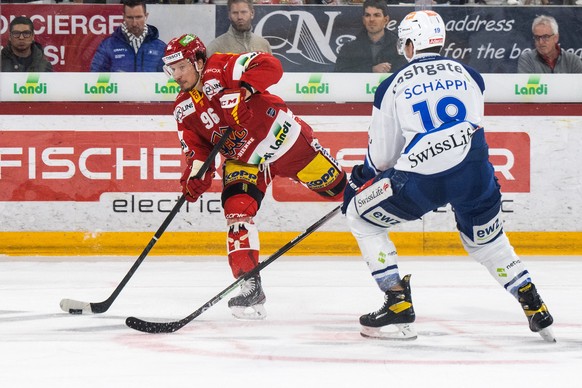 Biels Damien Brunner, links, im Duell mit Zuerichs Reto Schaeppi im sechsten Playoff Viertelfinal Eishockeyspiel der National League zwischen dem EHC Biel und den ZSC Lions, am Samstag, 2. April 2022, ...
