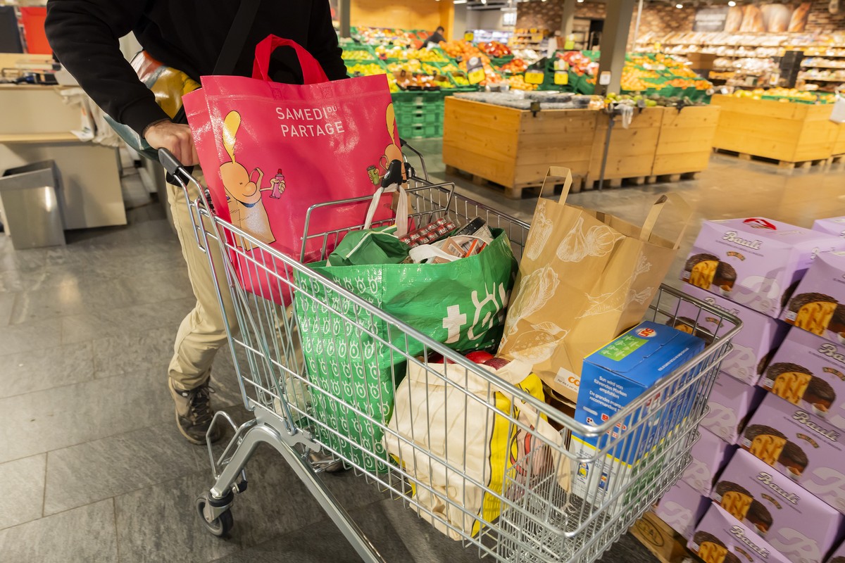 Une personne transporte un caba de l'operation Samedi du partage dans le supermarche Coop Montbrillant lors du Samedi du partage, ce samedi 30 novembre 2024 a Geneve. Plus de 1'000 volontair ...