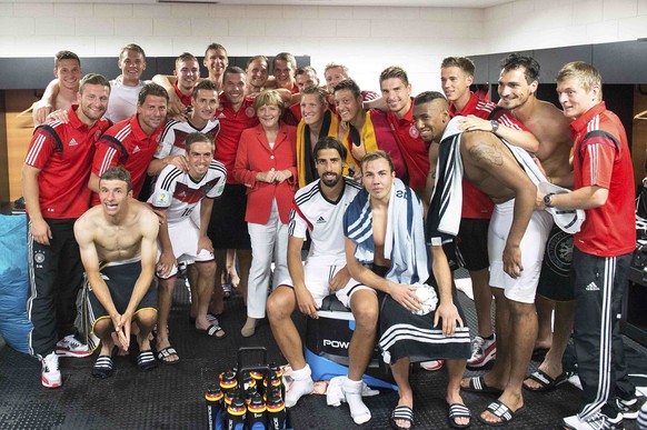 Angela Merkel ist bekannt als das sich am schönsten freuende Staatsoberhaupt der Welt. An der WM zeigte sie diese Freude beim 4:0-Sieg gegen Portugal. Da musste auch ein Siegerbild in der Kabine her.