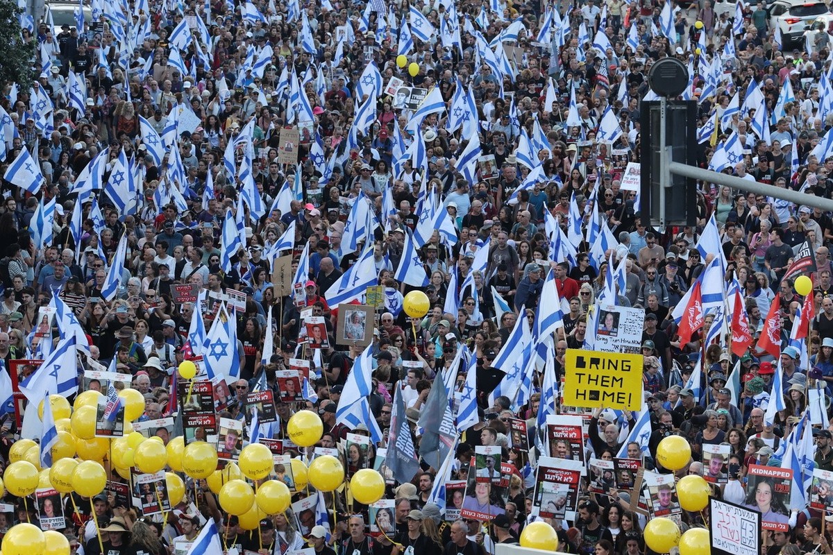 epa10982430 Family members, friends and supporters of the hostages held by Hamas in Gaza take part in a march from Tel Aviv to Jerusalem, at the entrance to Jerusalem, 18 November 2023. Hundreds of fa ...
