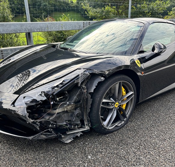 Der beschädigte Ferrari in Silenen.