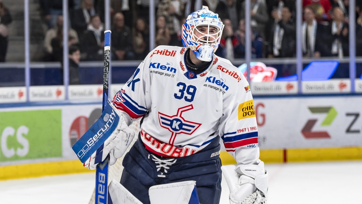 Torhueter Sandro Zurkirchen (EHCK) reagiert nach dem Gegentreffer zum 2:1 im ersten Playoff Viertelfinalspiel der Eishockey National League zwischen den ZSC Lions und dem EHC Kloten, am Donnerstag, 13 ...