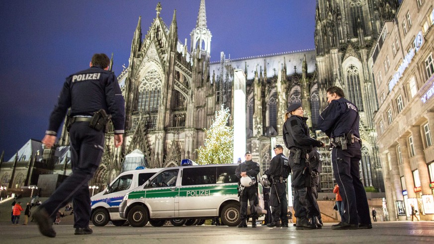 Beamte am Kölner Dom am 6. Januar.