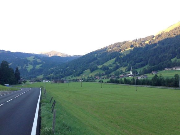 Früher Morgen im Simmental. Hinten rechts ist schon St.Stephan zu erkennen.