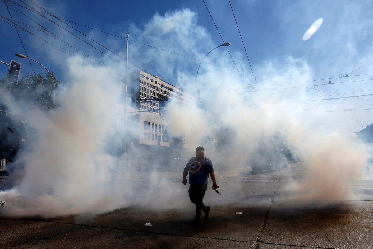 epa07937593 People protest outside the National Congress during a special session of the Deputy Chamber in Valparaíso, Chile, 20 October 2019. Chile's Government continue with the plan to deploy  ...