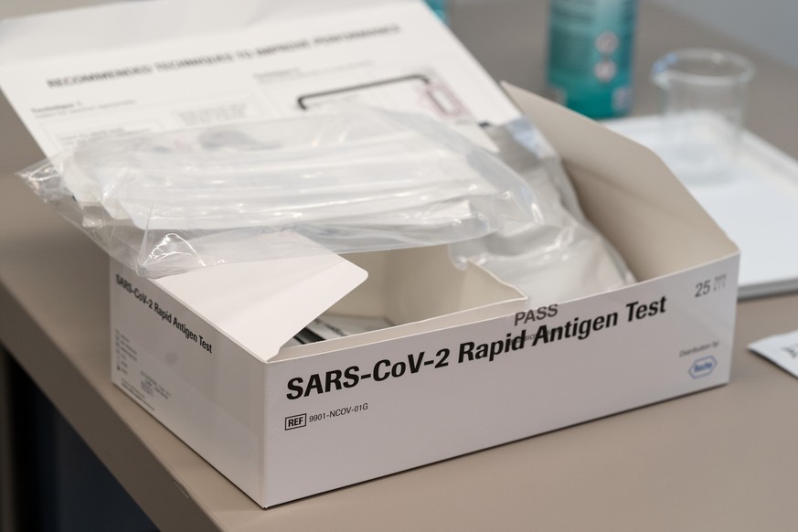 Eine Schachtel SARS-CoV-2 Rapid Antigen Test (Covid-19 Antigen-Schnelttest) von Roche fotografiert in der Apotheke TopPharm Apotheke am Paradeplatz am Dienstag, 3. November 2020, in Zuerich. (KEYSTONE ...