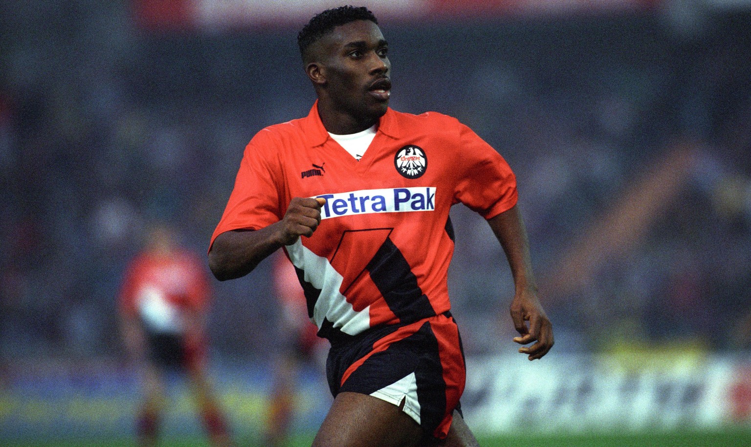 Bildnummer: 15065857 Datum: 06.11.1993 Copyright: imago/Alfred Harder Eintracht Frankfurt - Borussia Dortmund: Augustine -Jay Jay- Okocha (Frankfurt); ORD0104 Eintracht Frankfurt BVB Fussball Jayjay x ...