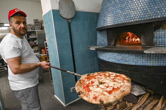 epa11345836 Pizza making training for inmates participating in the &#039;Brigata Caterina - Pizzeria e Pizzaioli&#039; project during a special opening of The &#039;Pizzeria Brigata Caterina&#039; in  ...
