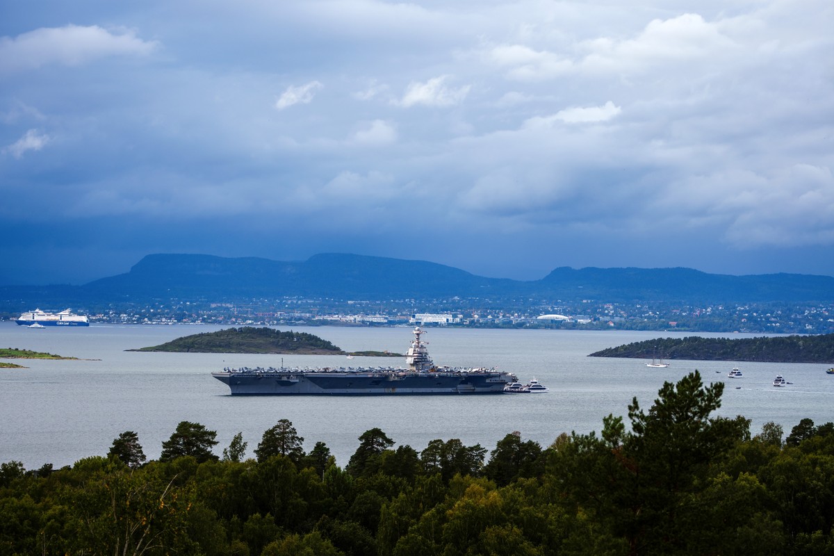 epa12371407 The world's largest aircraft carrier, USS 'Gerald R. Ford' (C), arrives together with Norwegian vessels to strengthen cooperation in the Total Defence Force, in Oslo, Norway ...