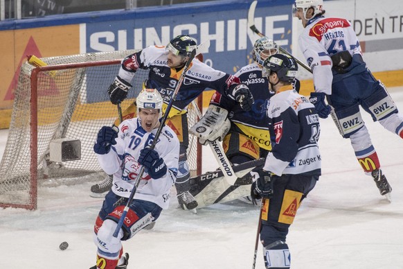 Reto Schaeppi, links, vom ZSC feiert das 0:1 vor den Zuger Spielern im dritten Eishockey Playoff-Viertelfinalspiel der National League zwischen dem EV Zug und den ZSC Lions, am Donnerstag, 15. Maerz 2 ...