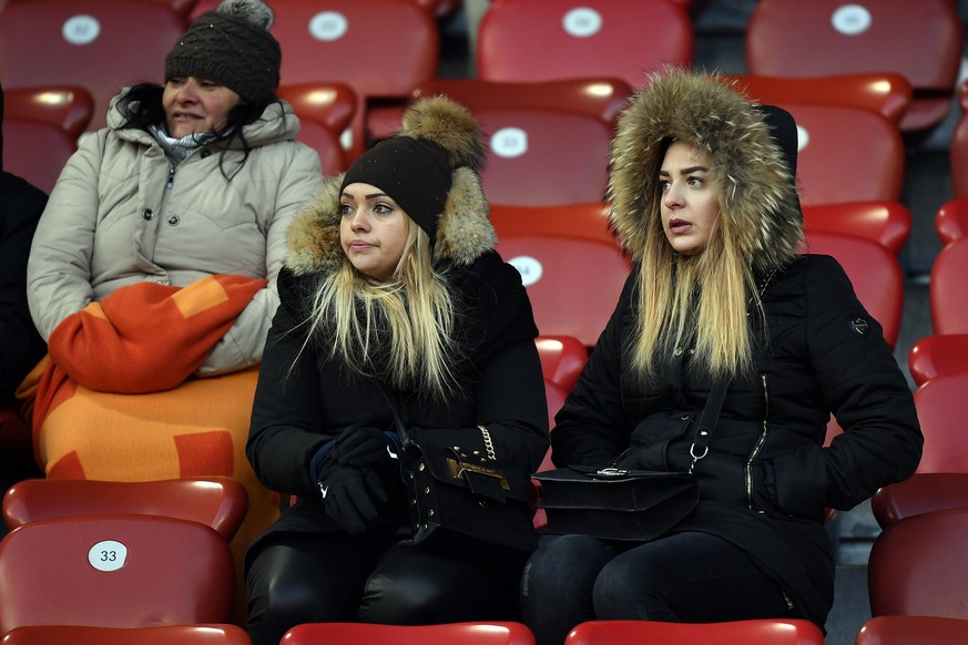 Zuschauerinnen beim Fussballspiel der Super League Grasshopper Club Zuerich gegen den FC Zuerich im Stadion Letzigrund in Zuerich am Sonntag, 25. Februar 2018. (KEYSTONE/Walter Bieri)