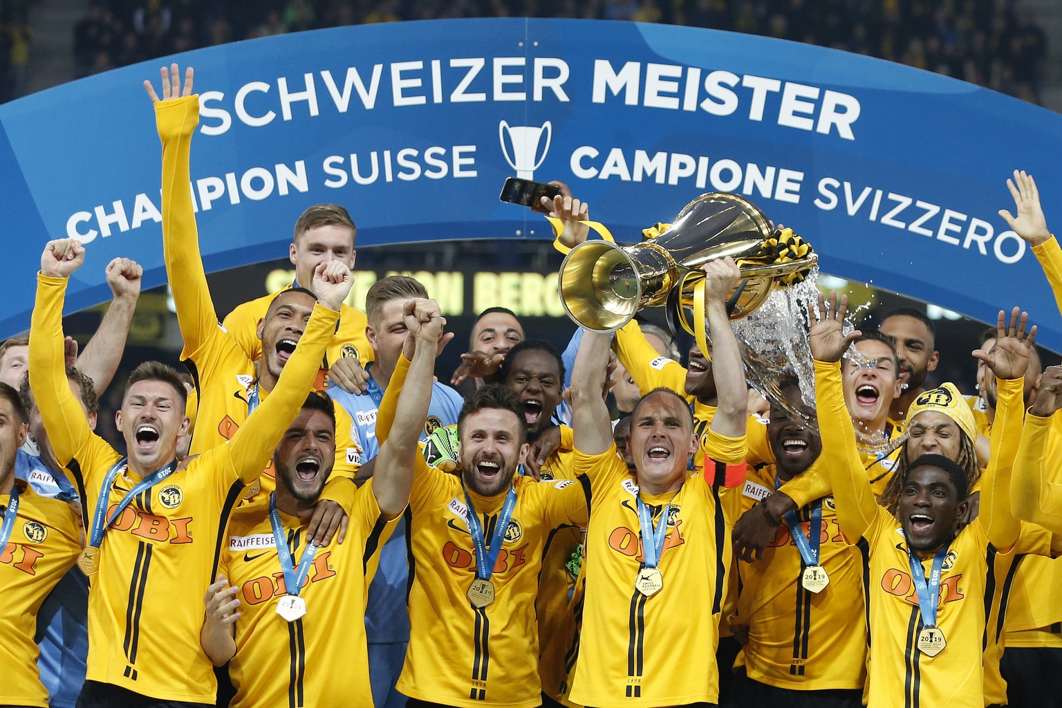 YB Spieler und Betreuer feiern ihren Meistertitel nach dem Fussball Meisterschaftsspiel der Super League zwischen den Berner Young Boys und dem FC Luzern, am Samstag, 25. Mai 2019, im Stade de Suisse  ...