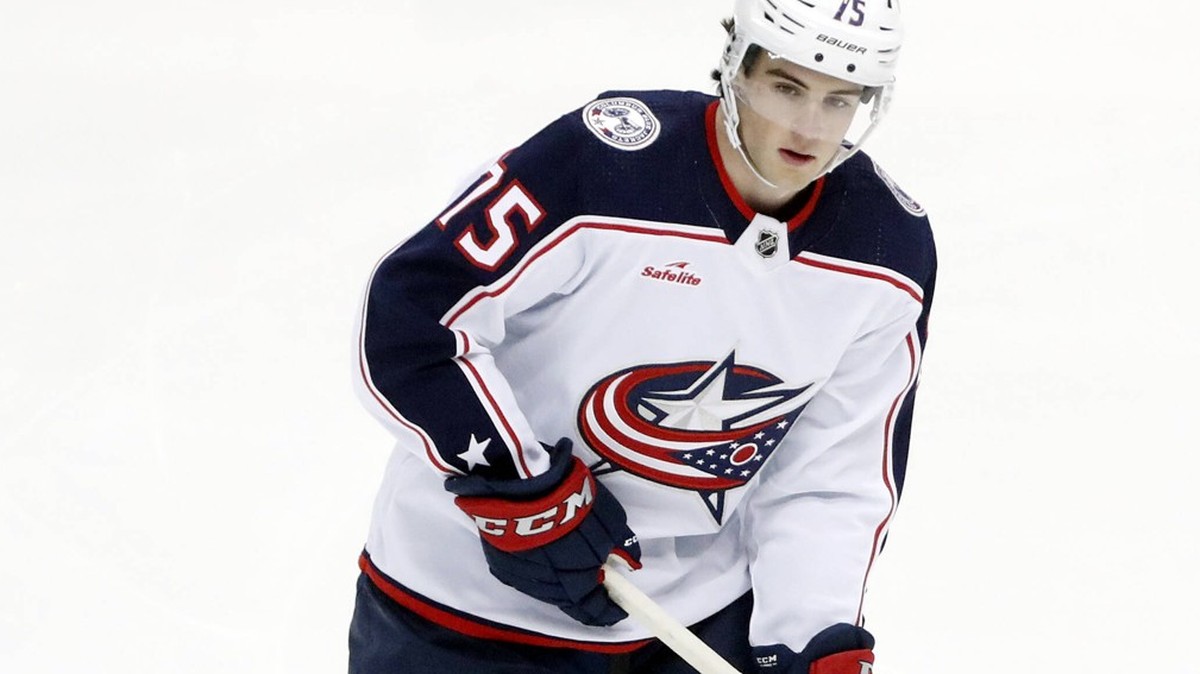 NHL, Eishockey Herren, USA Columbus Blue Jackets at Pittsburgh Penguins Dec 6, 2022 Pittsburgh, Pennsylvania, USA Columbus Blue Jackets defenseman Tim Berni 75 warms up before making his NHL debut aga ...