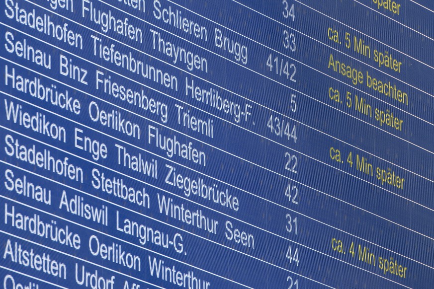 ARCHIV ? ZUR MEDIENKONFERENZ DER SBB BETREFFEND PUENKTLICHKEIT STELLEN WIR IHNEN FOLGENDES BILDMATERIAL ZUR VERFUEGUNG - Eine Anzeigetafel im Hauptbahnhof zeigt die Verspaetungen am Dienstag, 7. Juni  ...