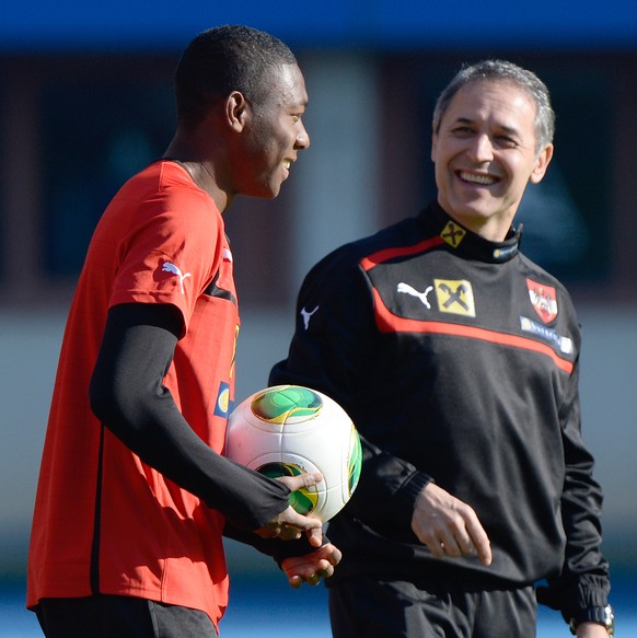 APA15021958 - 08102013 - WIEN - ÖSTERREICH: David Alaba und Teamchef Marcel Koller während des Trainings des ÖFB-Teams am Dienstag, 8. Oktober 2013, im Ernst-Happel-Stadion in Wien. Österreich wird am ...