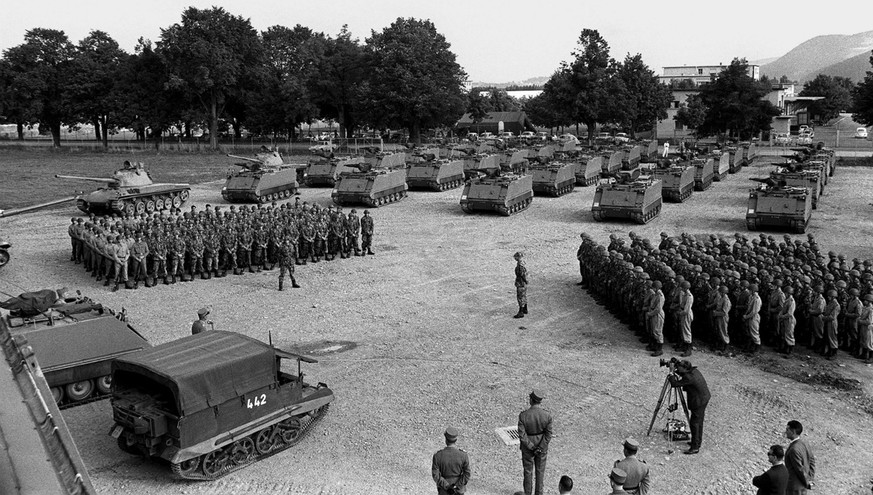 1964 wurden die vom US-Militär gelieferten M-113 Schützenpanzer von der Schweizer Armee (feierlich) in Empfang genommen.