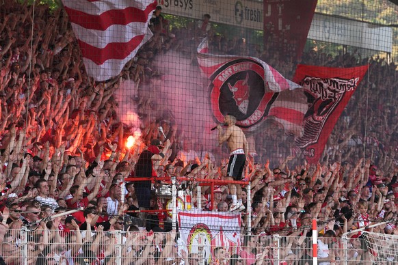 27.05.2023, Berlin: Fu�ball, Bundesliga, 1. FC Union Berlin - SV Werder Bremen, 34. Spieltag, An der Alten F�rsterei. Fans von Union jubeln nach Spielende und z�nden Pyrotechnik. Foto: Soeren Stache/d ...