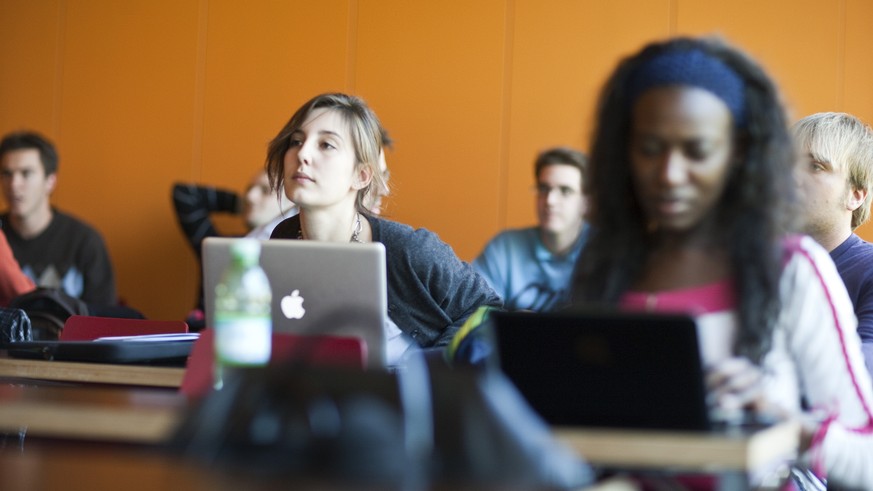 ZUR HEUTIGEN BUNDESRATSSITZUNG STELLEN WIR IHNEN FOLGENDES BILDMATERIAL ZUR VERFUEGUNG - Studentinnen und Studenten der kommunikationswissenschaftlichen Fakultaet folgen am 14. April 2010 im &quot;Pal ...