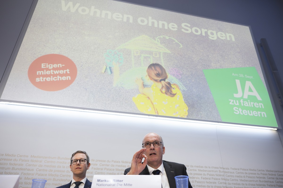 Markus Ritter, Nationalrat Mitte-SG, rechts, spricht neben Paolo Pamini, Nationalrat SVP-TI, waehrend einer Medienkonferenz des ueberparteilichen Ja-Komitees zur Abstimmung ueber die Abschaffung des E ...