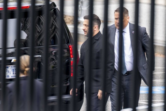 epa13137222 President of Ukraine Volodymyr Zelenskyy arrives at the White House for a meeting with US President Donald J. Trump in Washington, DC, USA, 28 July 2026. EPA/SHAWN THEW / POOL