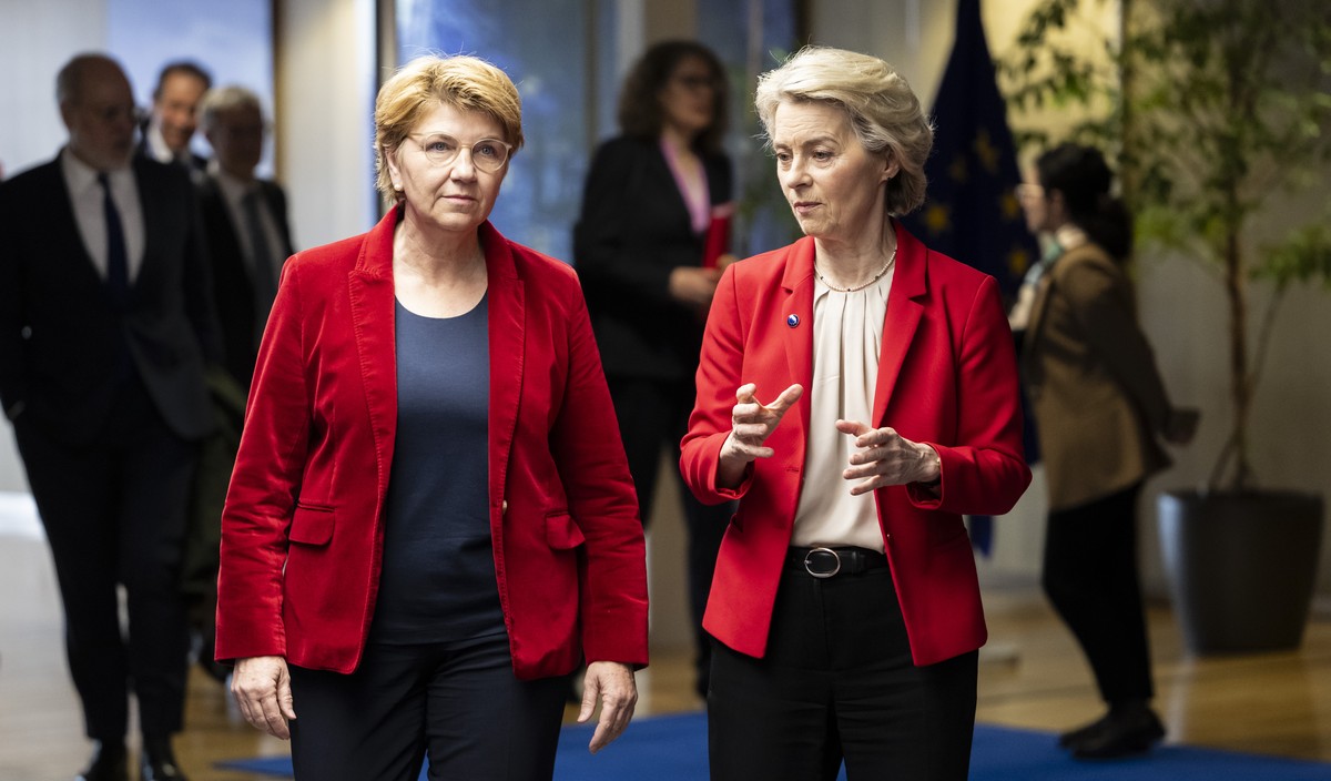 Bundespraesidentin Viola Amherd links, und Ursula von der Leyen, EU-Kommissionspraesidentin, diskutieren nach einem gemeinsamen Auftritt vor den Medien, am Montag, 18. Maerz 2024 am am Sitz der EU-Kom ...