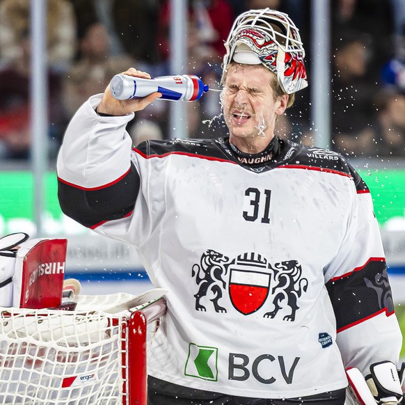 Torhueter Connor Hughes (LHC) im Eishockeyspiel der National League zwischen den ZSC Lions und Lausanne HC, am Sonntag, 16. November 2025 in der Swiss Life Arena in Zuerich. (KEYSTONE/Michael Buholzer ...