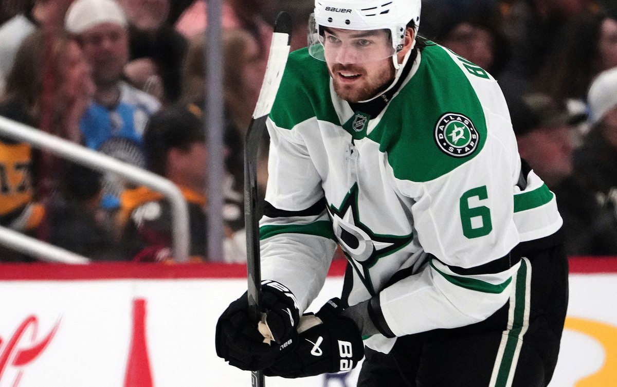 Dallas Stars' Lian Bichsel returns to the bench after scoring during the second period of an NHL hockey game against the Pittsburgh Penguins in Pittsburgh, Saturday, March 28, 2026. (AP Photo/Gen ...