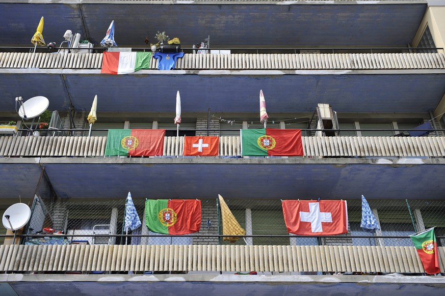 ZUR ABSTIMMUNG GEGEN MASSENEINWANDERUNG VOM SONNTAG, 9. FEBRUAR 2014 STELLEN WIR IHNEN FOLGENDES BILDMATERIAL ZUR VERFUEGUNG --- Portuguese and Swiss flags decorate houses in Neuchatel, Switzerland, F ...