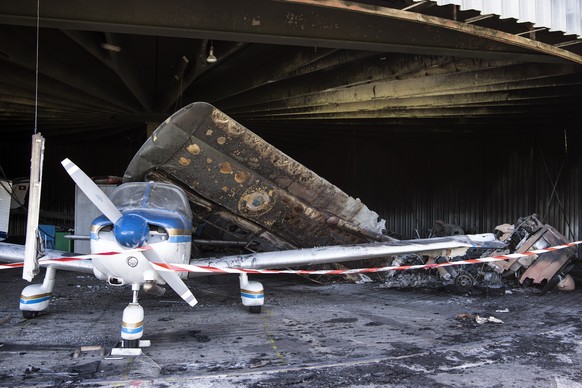 Ausgebrannte Flugzeuge stehen in einem Hangar auf dem Flugplatz Biel-Kappelen in Worben, Bern, am Sonntag 3. Juli 2016. Der Kantonspolizei Bern wurde in der Nacht auf Sonntag, 3. Juli 2016, gegen 0350 ...