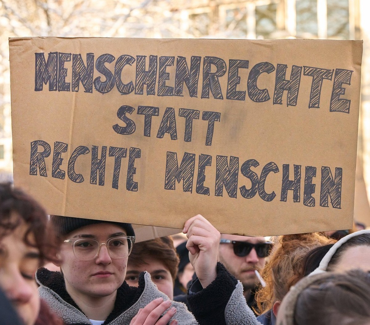 20.01.2024, Rheinland-Pfalz, Koblenz: "Menschenrechte statt rechte Menschen" steht auf einem Schild, dass bei einer Demo gegen Rechts zu sehen ist. Zu der Demonstration mit Kundgebung unter  ...