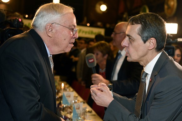 Alt Bundesrat Christoph Blocher, links, und Bundesrat Ignazio Cassis, rechts, bei der 30. Albisgueetli-Tagung der Zuercher SVP in Zuerich am Freitag, 19. Januar 2018. (KEYSTONE/Walter Bieri)