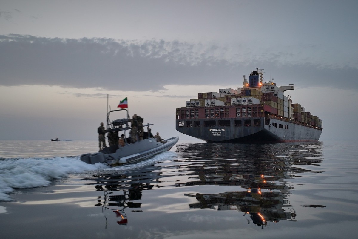 Ein iranisches Schnellboot nähert sich der «Epaminondas» in der Strasse von Hormus.