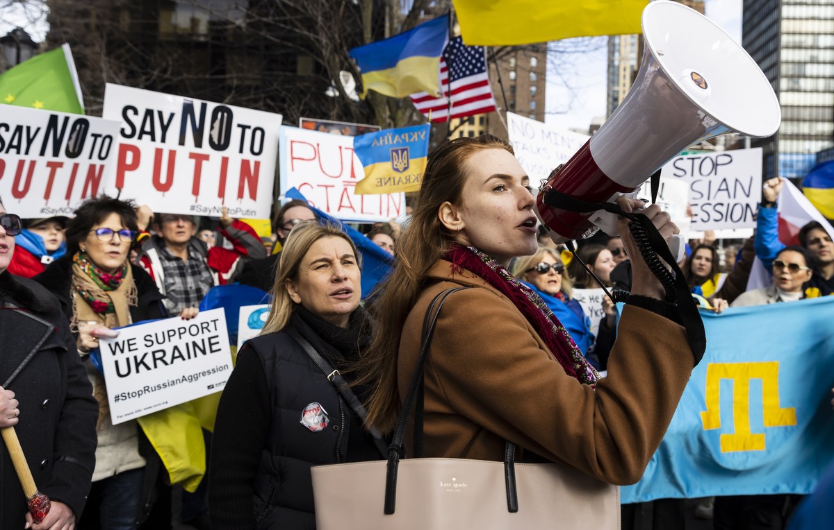 epa09767118 People gather for a rally in support of Ukraine sovereignty and against Russia's aggression in the region as the United Nations Security Council holds a meeting on the tensions betwee ...