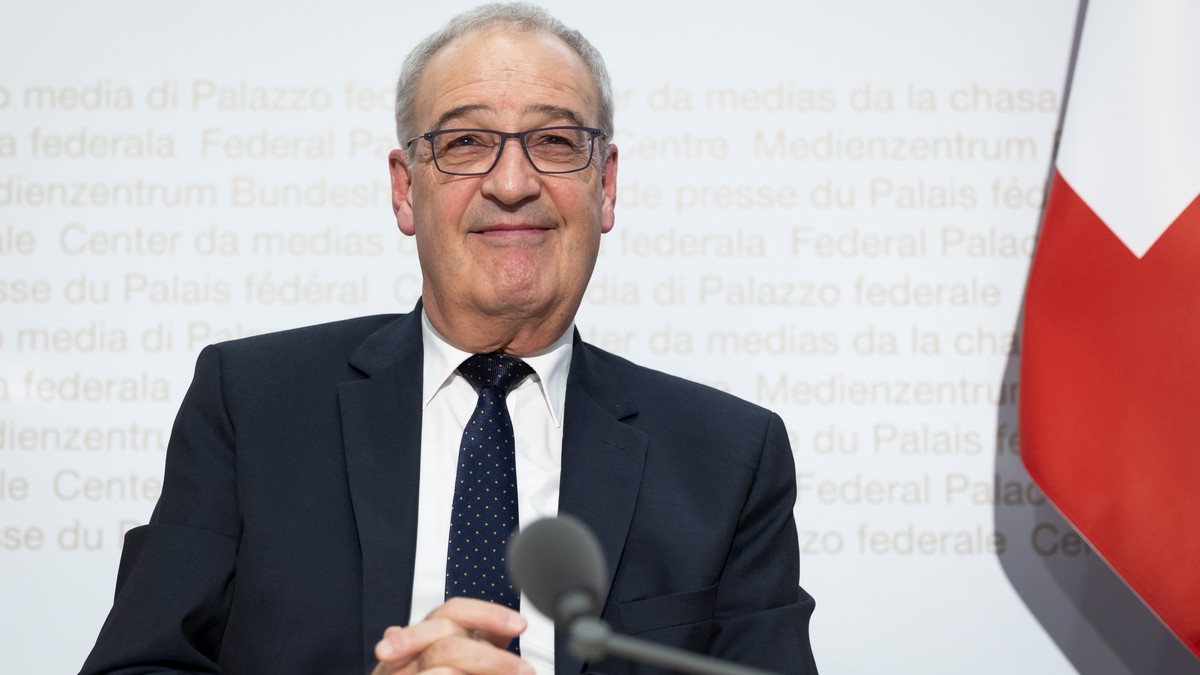 Bundespraesident Guy Parmelin gibt waehrend einer Medienkonferenz seinen Ruecktritt aus dem Bundesrat bekannt, am Freitag, 2. Oktober 2026 in Bern. (KEYSTONE/Peter Klaunzer)