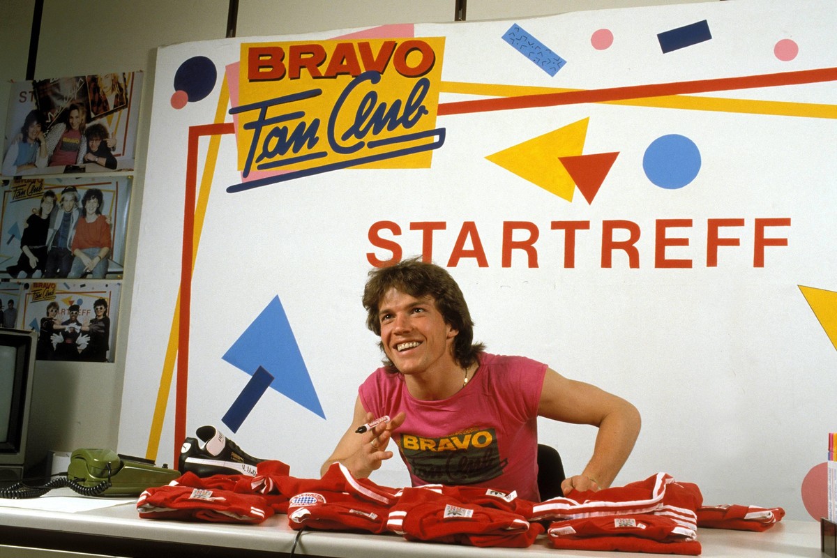 Bildnummer: 00699562 Datum: 02.05.1985 Copyright: imago/Frinke
Lothar Matthäus (Bayern) hat seinen Spaß beim Signieren von Bayern-Trikots im "Bravo Fanclub Startreff"; Shooting, Fotoshooting ...