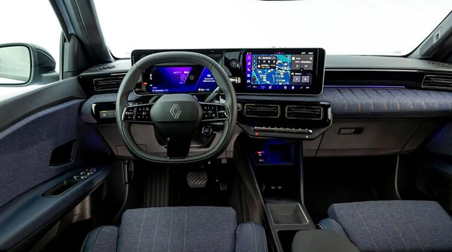 Das Cockpit ist ähnlich wie im R5 mit Stoffbespannungen und zwei grossen Displays.