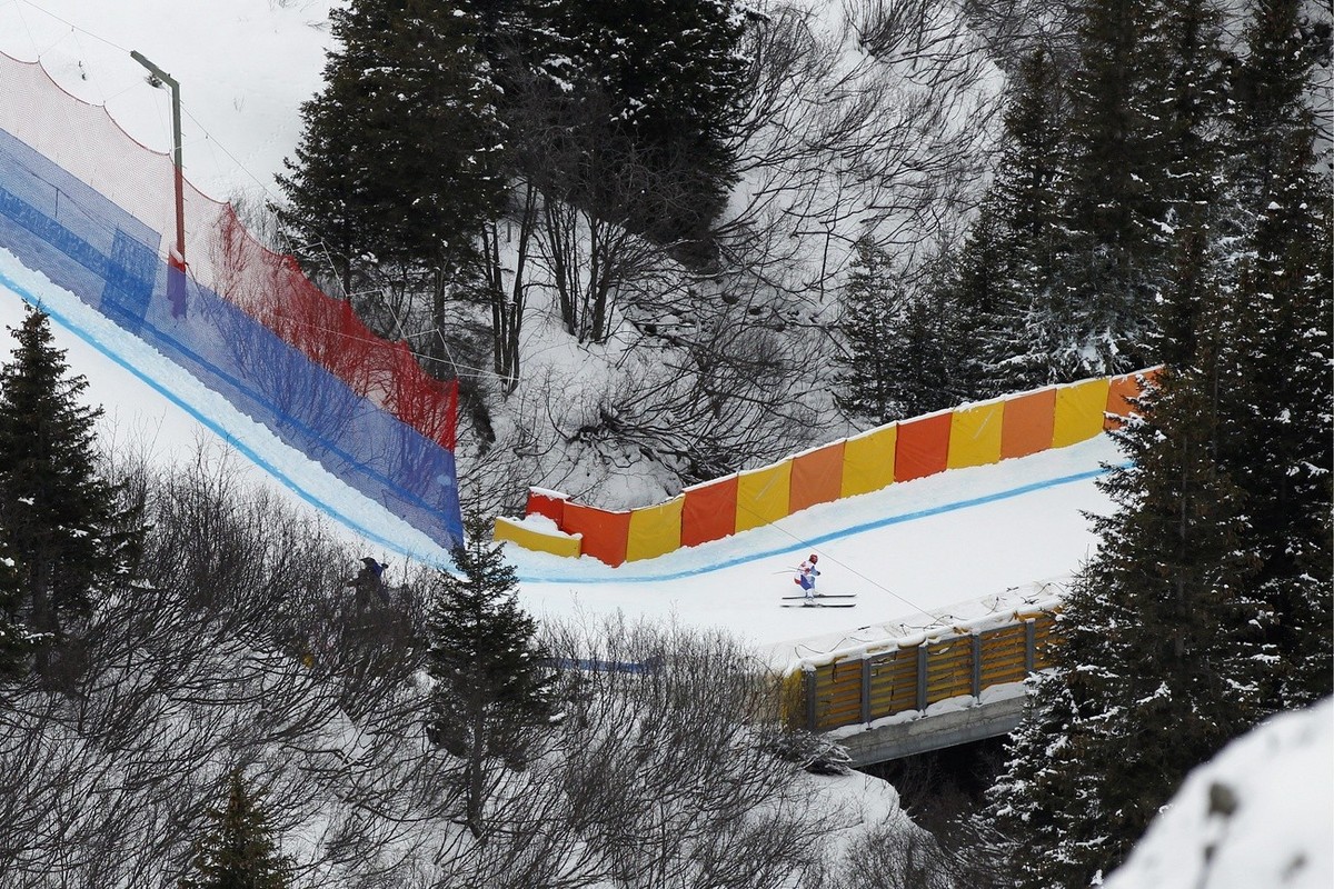 Beat Feuz of Switzerland speeds over the bridge at the Kernen-S during the second downhill training at the FIS Ski World Cup at the Lauberhorn in Wengen, Switzerland, Wednesday, January 12, 2011. (KEY ...