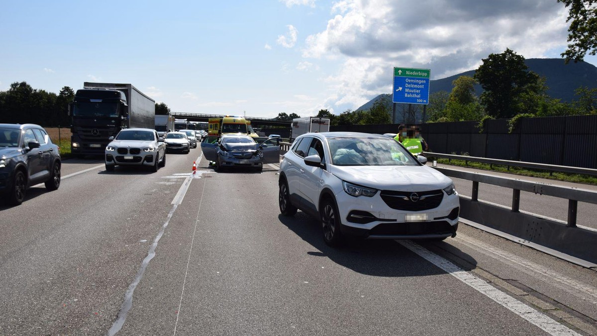 Bei einer Auffahrkollision auf der Autobahn A1 in Oensingen SO sind am 28.07.2021 drei Personen leicht verletzt worden. Drei Autos waren auf dem Überholstreifen in Richtung Zürich zusammengestossen.