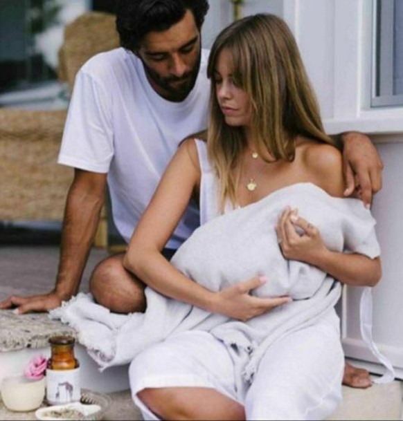 Nein, das ist kein Strichcode, das ist der PICUDMP 🙃\nNein, sie hält das Baby nicht verkehrt herum