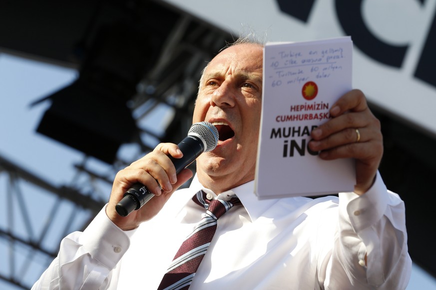 epa06832022 Muharrem Ince, Presidential candidate of Turkey&#039;s main opposition Republican People&#039;s Party (CHP), speaks during an election campaign rally, in Ankara, Turkey, 22 June 2018. Turk ...