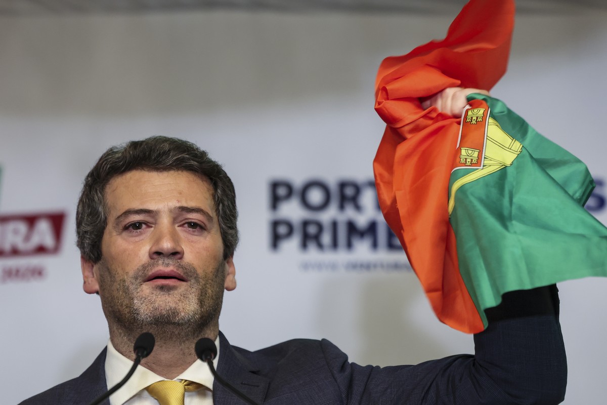 epa12660103 Portuguese presidential candidate Andre Ventura addresses supporters after advancing to the second round of the presidential elections at his campaign headquarters in Lisbon, Portugal, 19  ...