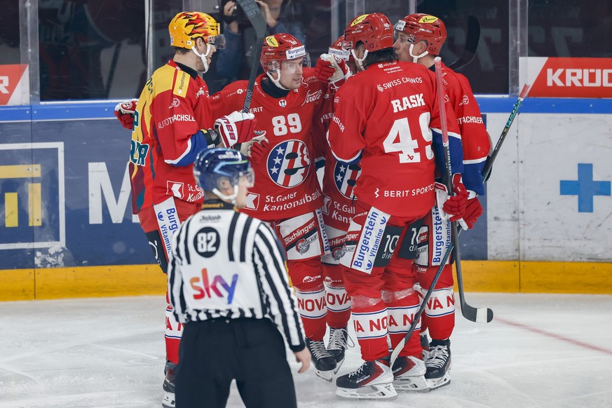 Torjubel Rapperswil nach dem 1:1 durch Dominic Lammer (SCRJ), 2.v.l., waehrend dem Meisterschaftsspiel der National League zwischen den SC Rapperswil Jona Lakers und dem SC Bern, am Samstag, den 3. Ok ...