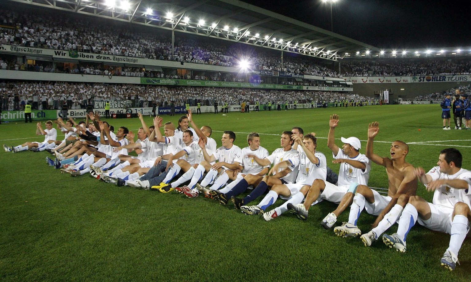 Der FC Zuerich feiert den Meistertitel nach dem letzten Meisterschaftsspiel der Saison der Super League zwischen dem FC Zuerich und den Grasshoppers am Donnerstag, 24. Mai 2007 im Hardturm Stadion in  ...