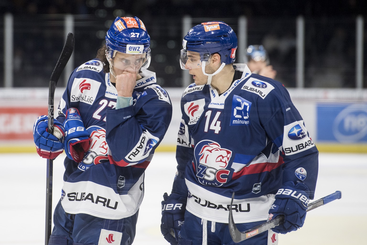 ZSC Roman Wick, links, spricht mit Chris Baltisberger, rechts, waehrend dem Eishockey-Meisterschaftsspiel der National League zwischen den ZSC Lions und dem Geneve Servette HC, am Montag, 27. November ...